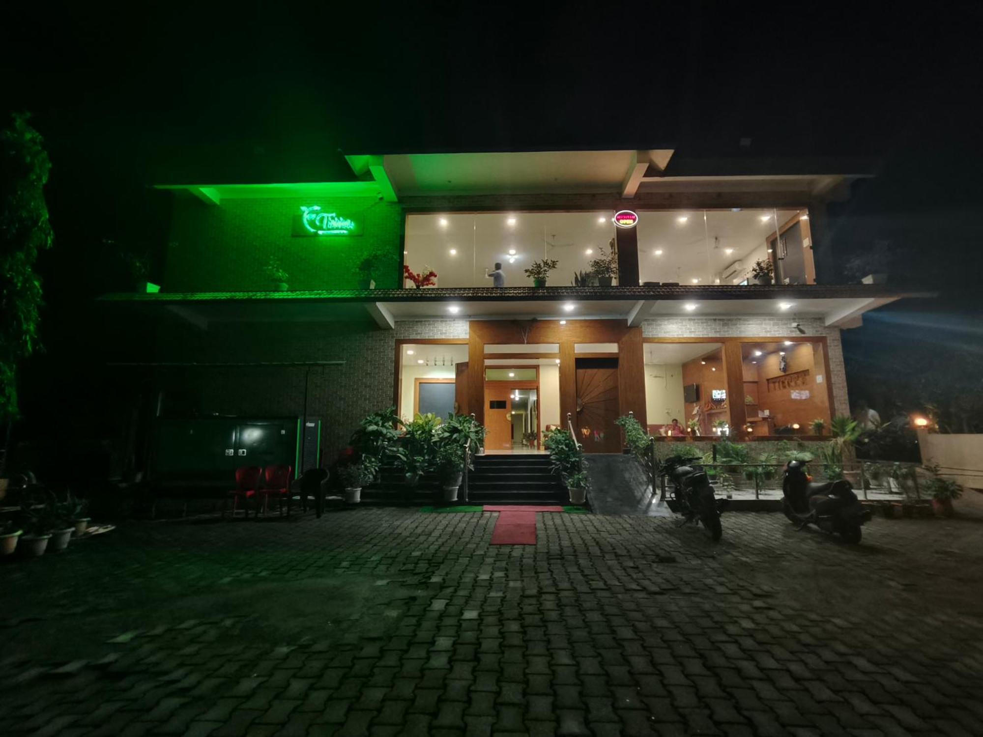 Tierra Hotel Cum Restaurant Казиранга Экстерьер фото