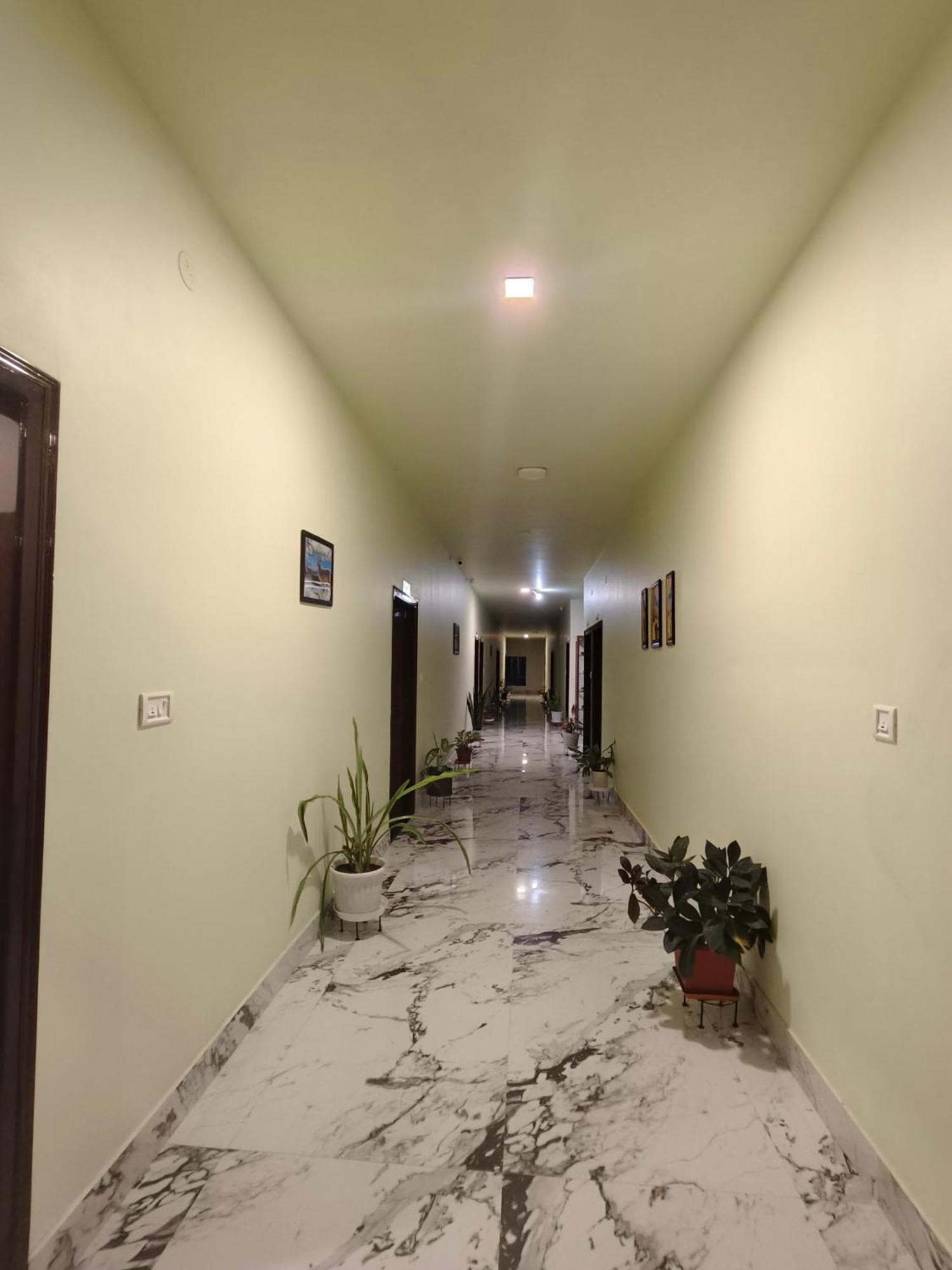 Tierra Hotel Cum Restaurant Казиранга Экстерьер фото
